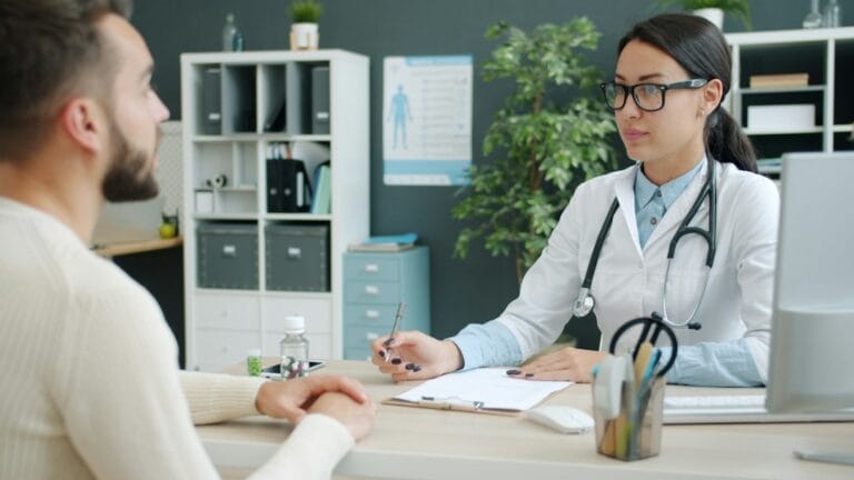 Doctor consulting a patient at a clinic – digital marketing for hospitals in Mumbai